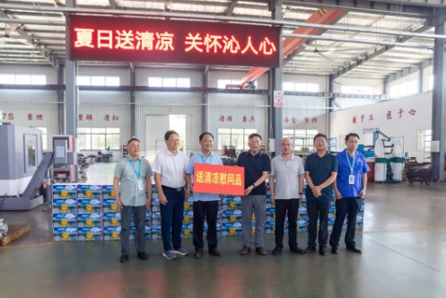 縣委書記施懷中一行來到江南泵閥集團(tuán)開展“送清涼”走訪慰問活動